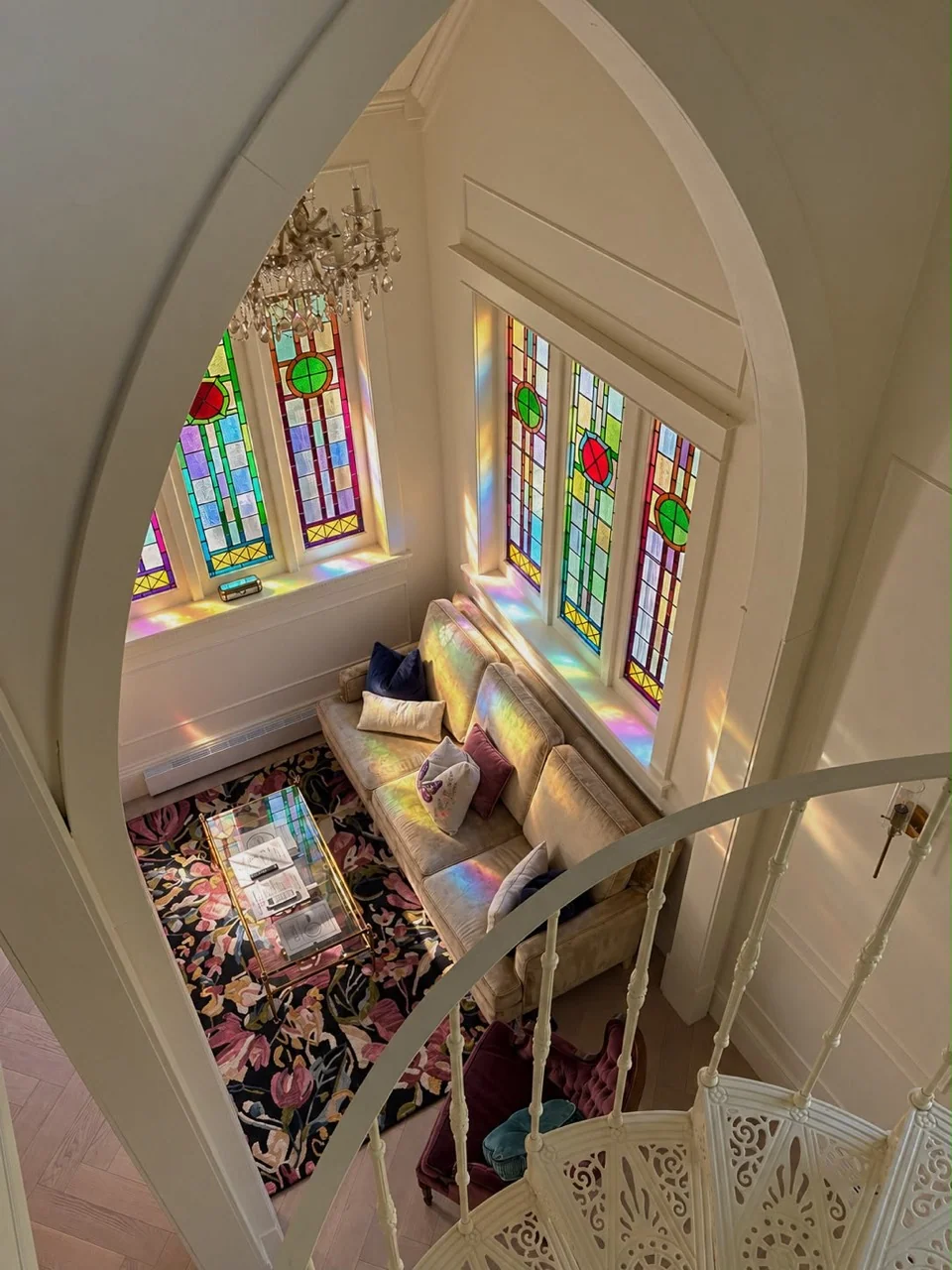 Le salon aux vitraux vu depuis l’arche de la mezzanine